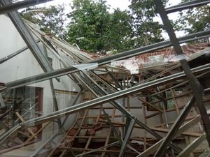 2 SD Ambruk, Disdik Ciamis: Kondisi Bangunan Sudah Lama