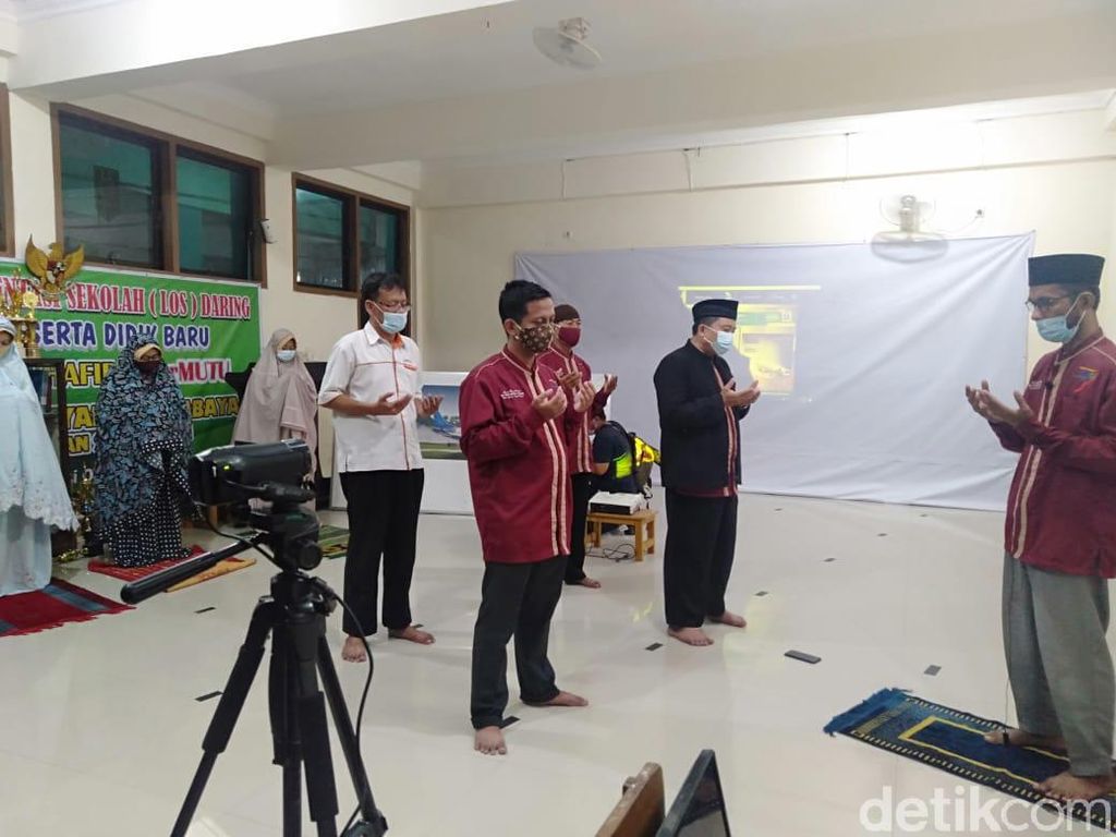 Sekolah di Surabaya Salat Gaib Doakan Korban Sriwijaya Air SJ182 Secara Virtual