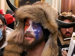 Dukun QAnon Didakwa Atas Kerusuhan di Capitol AS, Siapa Dia?