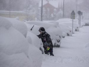 Badai Salju Menyergap California, Kendaraan Tertimbun Salju