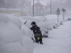 Badai Salju Menyergap California, Kendaraan Tertimbun Salju