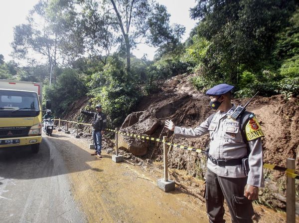Hati-hati! Jalur Puncak Kembali Longsor