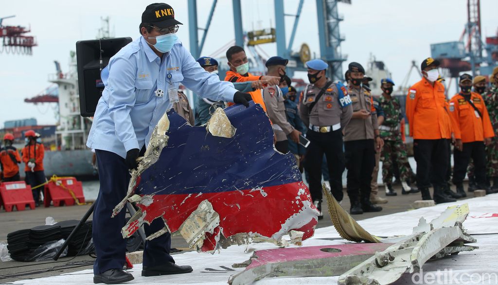Jumlah kantong jenazah korban pesawat Sriwijaya Air SJ182 terus bertambah. Hingga malam ini  total ada 45 kantong jenazah yang sudah diterima Basarnas.