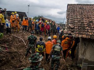 Longsor Sumedang: 15 Ditemukan Tewas-Puluhan Lainnya Masih Hilang