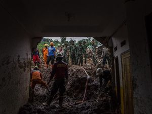Tim SAR Gabungan Berjibaku Evakuasi Korban Longsor di Sumedang