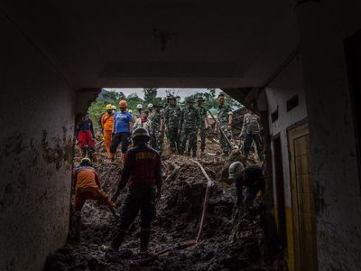 Tim SAR Gabungan Berjibaku Evakuasi Korban Longsor di Sumedang