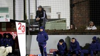 Seorang suporter menonton laga Marine vs Tottenham dari halaman belakang rumahnya. Berdekatan dengan Mourinho pula. Beruntung sekali, ya? Foto: Getty Images/Clive Brunskill