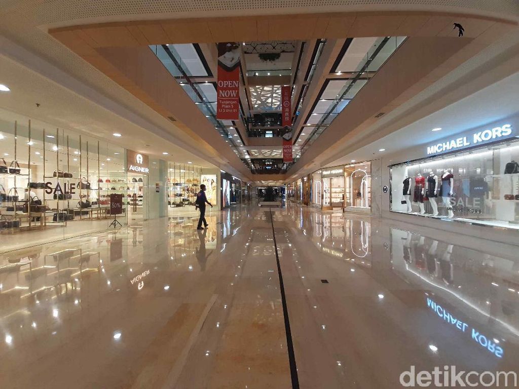 Mal Surabaya Tutup Sebelum Pukul 20.00 WIB di Hari Pertama PPKM Mal Surabaya Tutup Sebelum Pukul 20.00 WIB di Hari Pertama PPKM