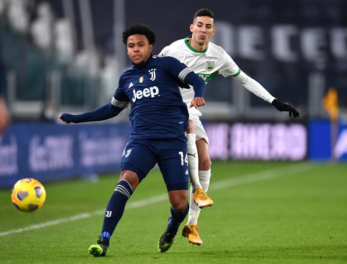 TURIN, ITALY - JANUARY 10: Weston McKennie of Juventus F.C.  battles for possession with Mert Muldur of Sassuolo during the Serie A match between Juventus and US Sassuolo at Allianz Stadium on January 10, 2021 in Turin, Italy. Sporting stadiums around Italy remain under strict restrictions due to the Coronavirus Pandemic as Government social distancing laws prohibit fans inside venues resulting in games being played behind closed doors. (Photo by Valerio Pennicino/Getty Images )