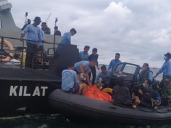 Kopaska Bawa 2 Kantong Terkait Evakuasi Sriwijaya Air SJ182 ke KRI Rigel