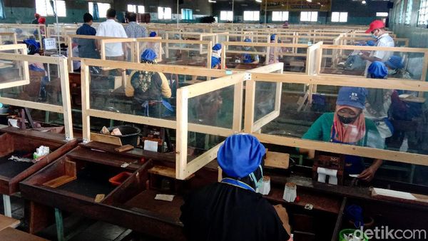 Ada PPKM, Pabrik Rokok Batasi Jumlah Pekerja