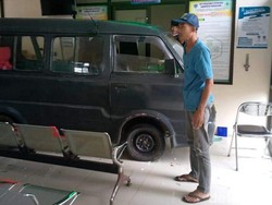 Rem Blong, Angkot Tabrak Puskesmas di Pandeglang