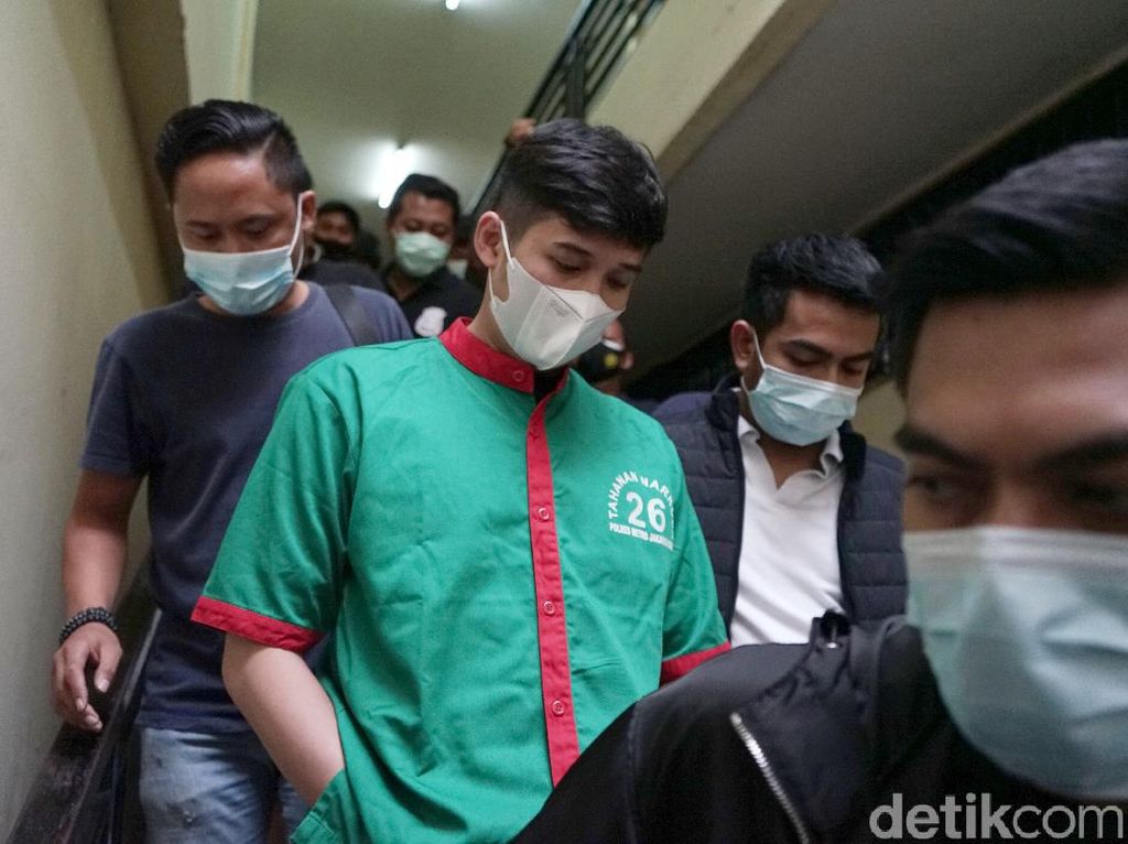 Terancam 20 Tahun Penjara, Suami Nindy Ayunda Tak Ajukan Eksepsi Terancam 20 Tahun Penjara, Suami Nindy Ayunda Tak Ajukan Eksepsi