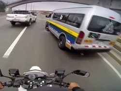 Bak Adegan Film! Mobil Polisi Vs Minibus di Peru