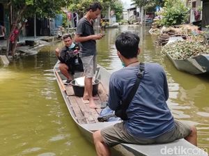 Perahu Kembali Jadi Primadona Saat Banjir Menerjang Lamongan