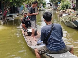 Perahu Kembali Jadi Primadona Saat Banjir Menerjang Lamongan