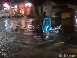 Hujan Deras 2 Jam Bikin Jalanan Bojonegoro Terendam