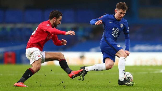 LONDON, ENGLAND - JANUARY 10: Billy Gilmour of Chelsea on the ball whilst under pressure from Aaron Wildig of Morecambe during the FA Cup Third Round match between Chelsea and Morecambe at Stamford Bridge on January 10, 2021 in London, England. Sporting stadiums around England remain under strict restrictions due to the Coronavirus Pandemic as Government social distancing laws prohibit fans inside venues resulting in games being played behind closed doors. (Photo by Clive Rose/Getty Images)