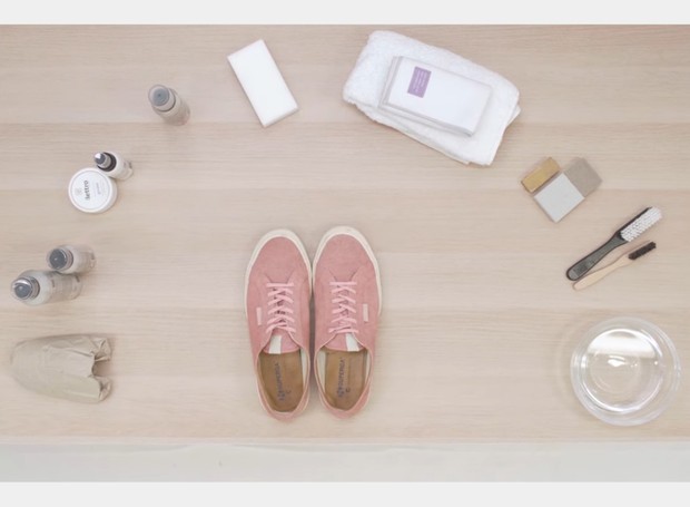 membersihkan sepatu suede