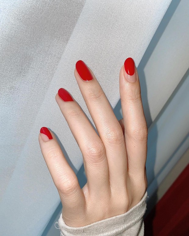 Classic Red/instagram.com/nail_unistella Banyak orang yang memilih mengenakan warna merah untuk warna kuku mereka, dari merah ceri cerah hingga merah anggur tua.
