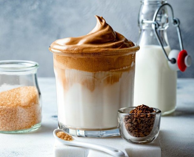 Dalgona Coffee sangat viral di tahun 2020/Foto: Pinterest/nickiieats ragam minuman populer