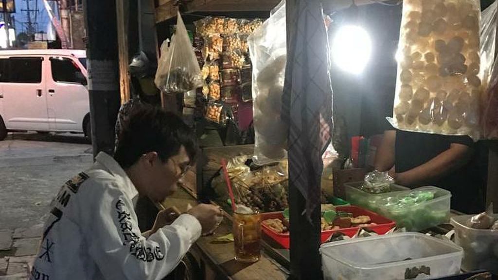 Dukung Kuliner Lokal, dr Tirta Pilih Jajan di Angkringan dan Warung Pecel Dukung Kuliner Lokal, dr Tirta Pilih Jajan di Angkringan dan Warung Pecel