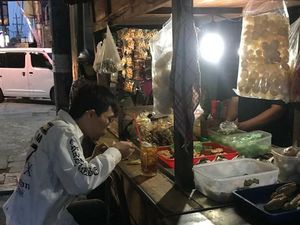 Dukung Kuliner Lokal, dr Tirta Pilih Jajan di Angkringan dan Warung Pecel