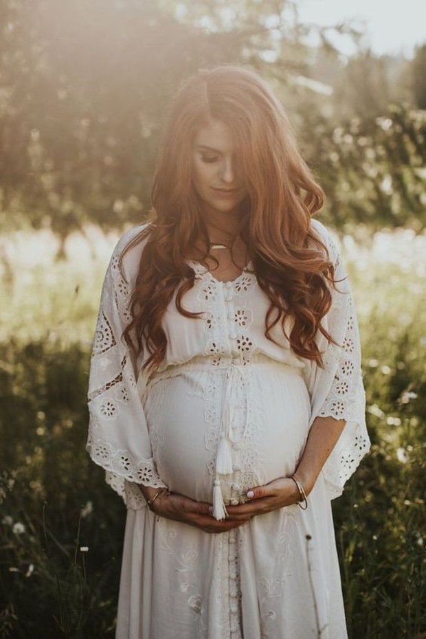 Dress longgar memang menjadi pilihan andalan para ibu hamil