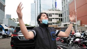 Pose Unik El Rumi, Tetap Ganteng?