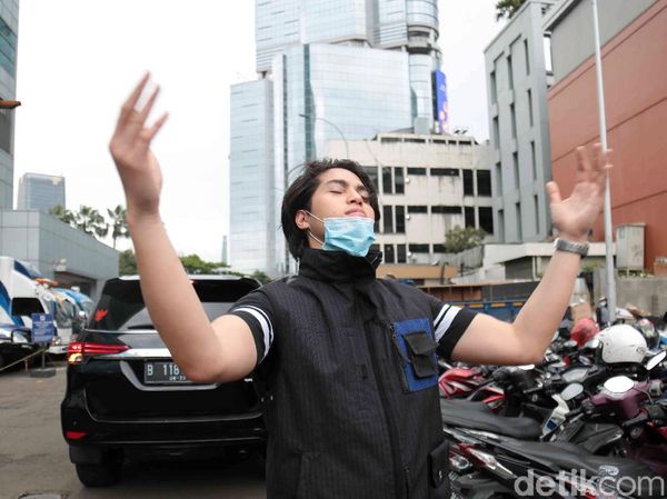 Pose Unik El Rumi, Tetap Ganteng?