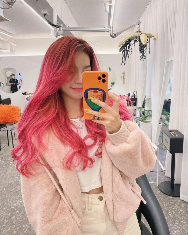 Erna Limdaugh memakai rambut warna bright pink/instagram.com/erna_limdaugh