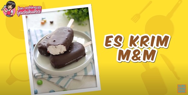 Es krim M&M / youtube.com (Fun Cooking with Yachikikuka) Es krim berbahan permen coklat M&M juga bisa dibuat di rumah