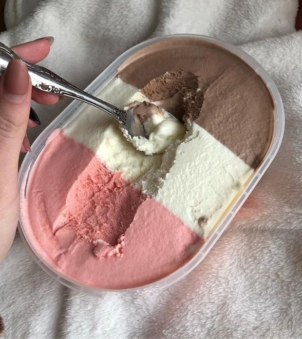 Es Krim Neapolitan / pinterest.com (Rares) Es krim neapolitan terdiri dari rasa coklat, stroberi dan vanilla