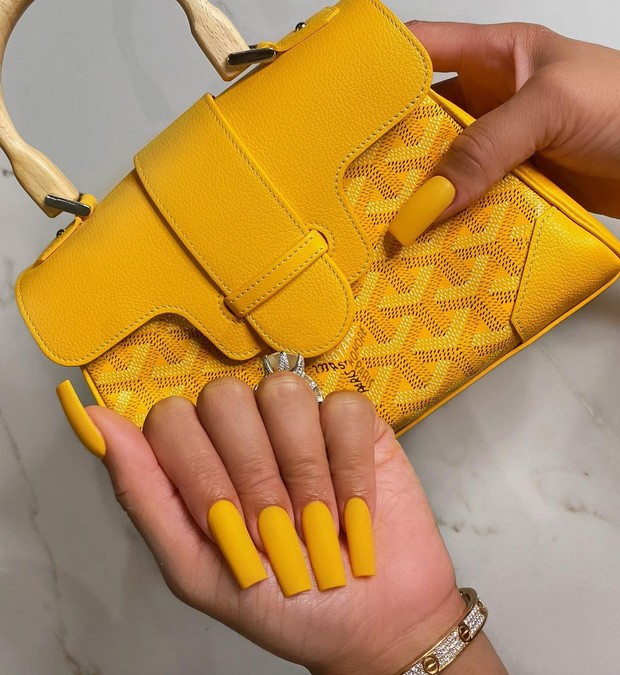 Floral Tone Yellow/instagram.com/chaunlegend Kuning menjadi warna yang hangat, indah, cerah dan menyegarkan jika digunakan dalam penampilan.