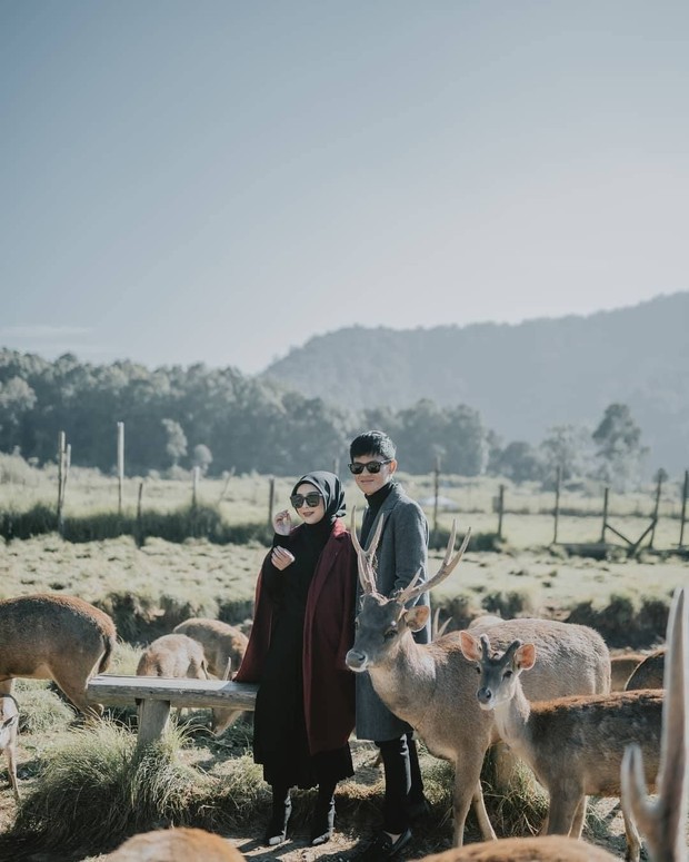 Foto Prewedding outdoor di penangkaran rusa/instagram.com/preweddingstyle