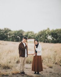 8 Ide Foto Prewedding Outdoor Sederhana Tapi Menarik