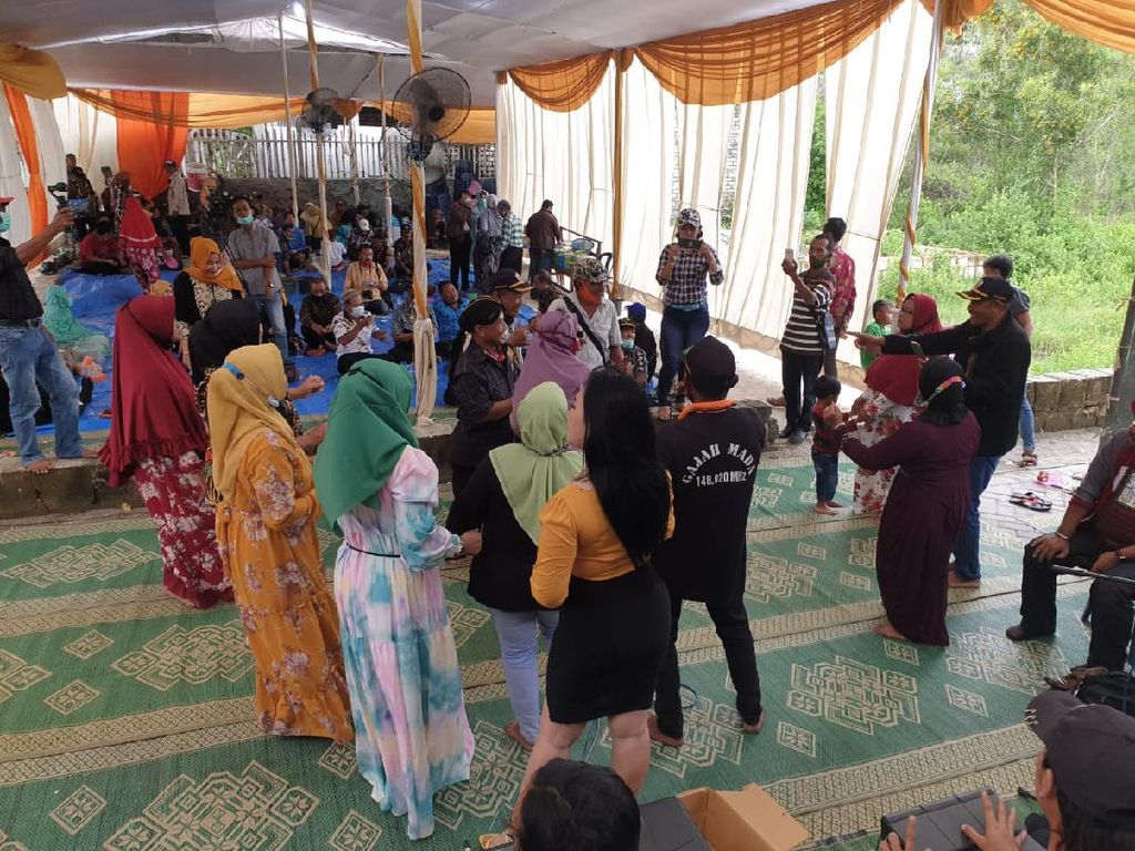 Hiburan Electone Bikin Hajatan Pernikahan di Gresik Ini Dibubarkan Polisi Hiburan Electone Bikin Hajatan Pernikahan di Gresik Ini Dibubarkan Polisi