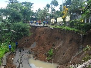 Jalur Utama Wonosobo-Kebumen Putus, Amblesnya Makin Dalam dan Lebar Jalur Utama Wonosobo-Kebumen Putus, Amblesnya Makin Dalam dan Lebar