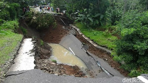 Hati-hati! Jalan Utama Wonosobo-Kebumen Ambles