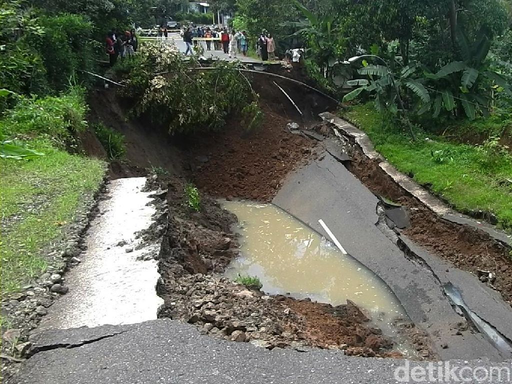 Hati-hati! Jalan Utama Wonosobo-Kebumen Ambles Hati-hati! Jalan Utama Wonosobo-Kebumen Ambles