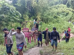 Akses Jalan Tak Memadai, Ibu Hamil di Polman Ditandu 12 Km ke Puskesmas