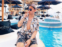 Pria Medan Viral Beli Tesla Saat Insomnia, Ini Gayanya Pakai Outfit Rp 700 Juta