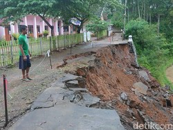Hujan Deras Mengguyur, Jalan di Trenggalek Ini Longsor 20 Meter