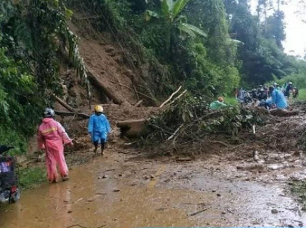Curah Hujan Tinggi, Jalan Poros Mamasa-Polman Tertutup Longsor Curah Hujan Tinggi, Jalan Poros Mamasa-Polman Tertutup Longsor