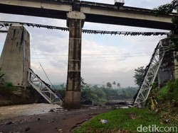 Jembatan KA di Brebes Putus Akibat Fondasinya Tergerus Banjir Bandang