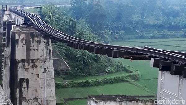 Ini Foto Jembatan KA di Brebes yang Putus Diterjang Banjir