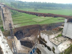 Jembatan KA di Brebes Putus, Perjalanan KA Putar Jalur hingga Batal