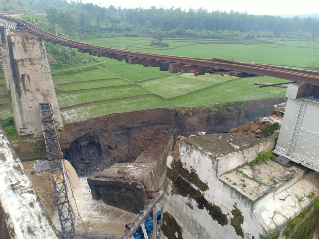 Jembatan KA di Brebes Putus, PT KAI Daop 6 Yogya Ubah Jadwal Perjalanan Jembatan KA di Brebes Putus, PT KAI Daop 6 Yogya Ubah Jadwal Perjalanan