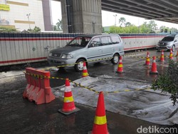 Jalan Seberang Metropolitan Mall Bekasi Sudah Diperbaiki, Masih Ditutup