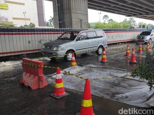 Jalan Seberang Metropolitan Mall Bekasi Sudah Diperbaiki, Masih Ditutup Jalan Seberang Metropolitan Mall Bekasi Sudah Diperbaiki, Masih Ditutup